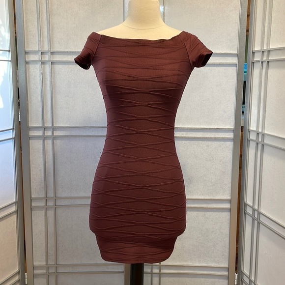 Dresses & Skirts - Small Windsor form fitting dress in burgundy